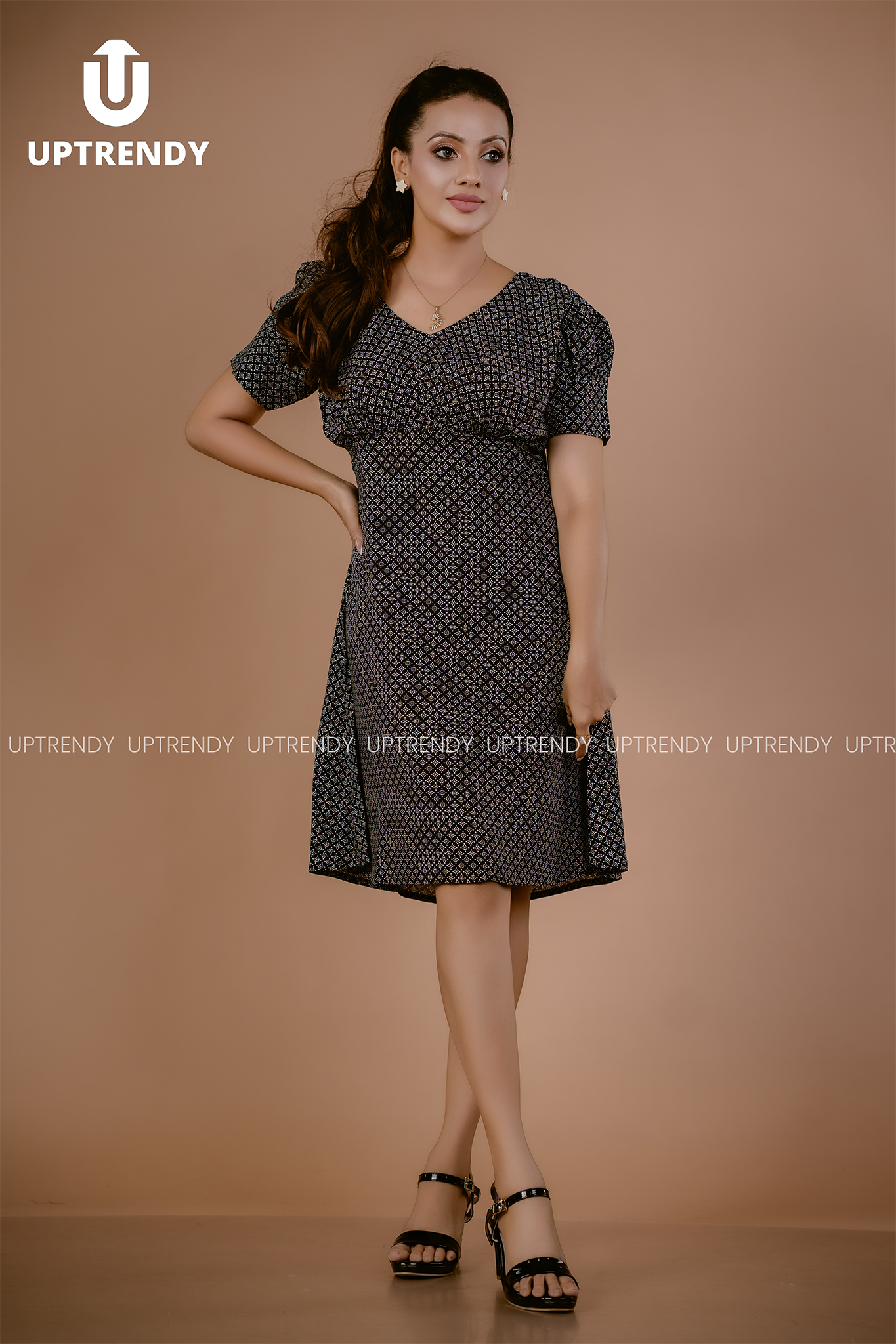 THE MONOCHROME PRINT V-NECK DRESS