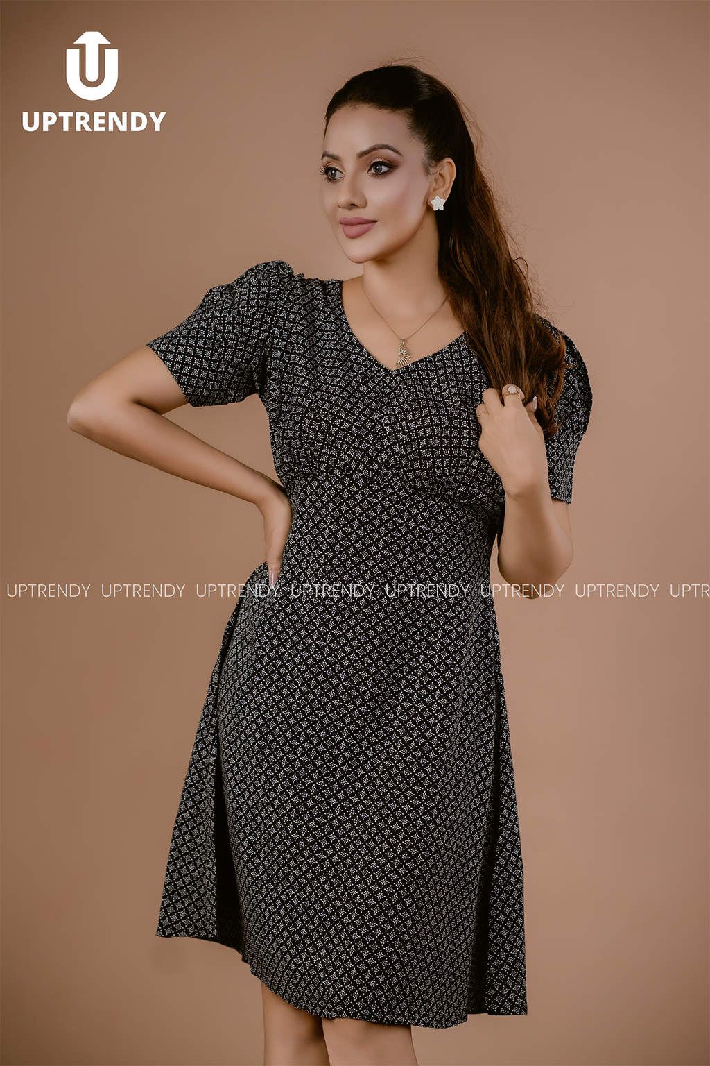THE MONOCHROME PRINT V-NECK DRESS